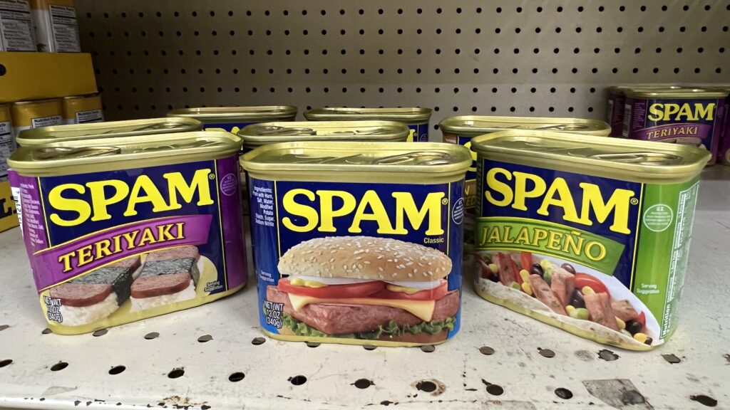 SPAMの全７種類のラインナップが棚に並んでいる写真