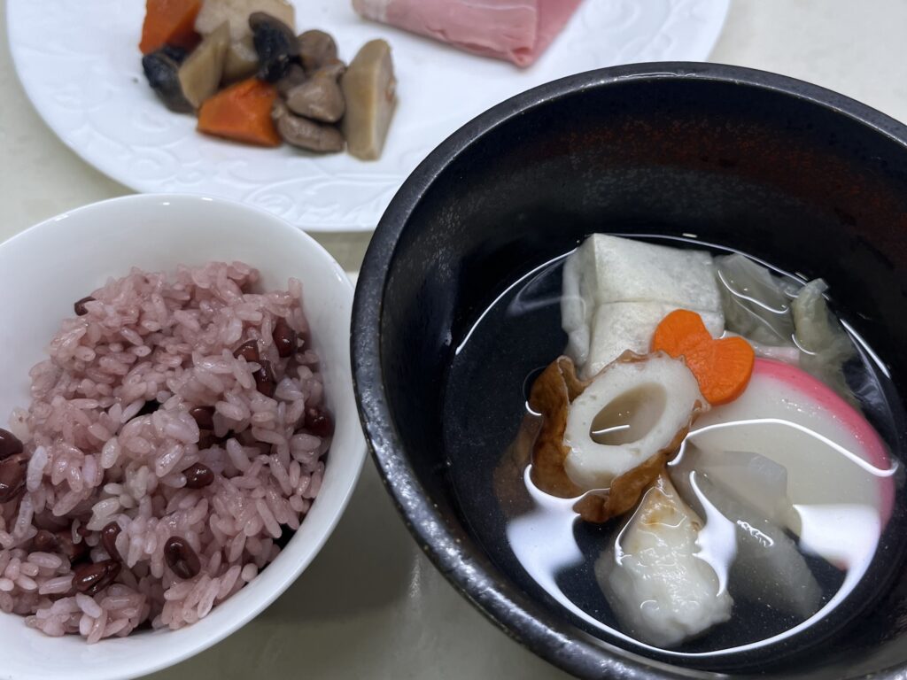 赤飯　お雑煮　チキぜんに　ハム